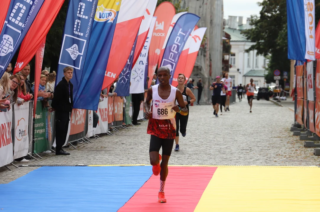 15. Półmaraton Dwóch Mostów - meta