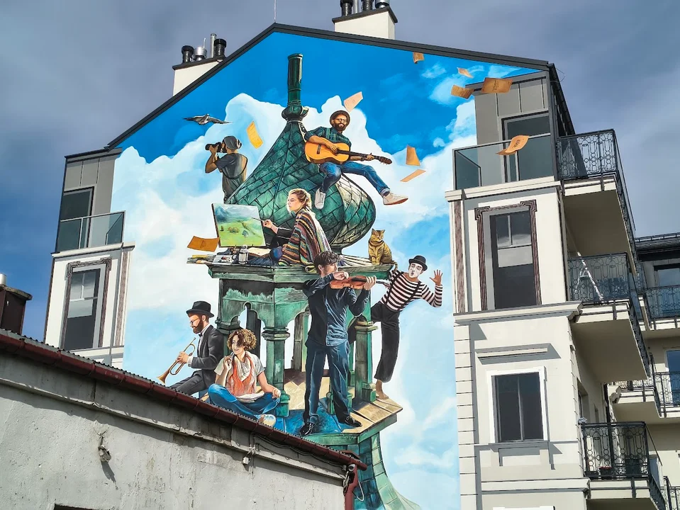 Mural na nowej kamienicy