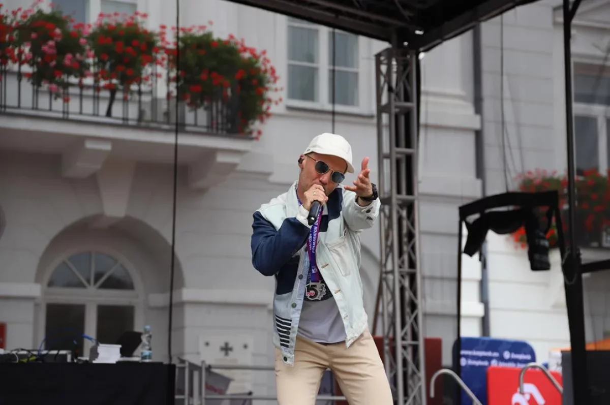 Wyjątkowa atrakcja z okazji jubileuszowego Półmaratonu Dwóch Mostów. Na Starym Rynku zagrał Mezo [ZDJĘCIA]