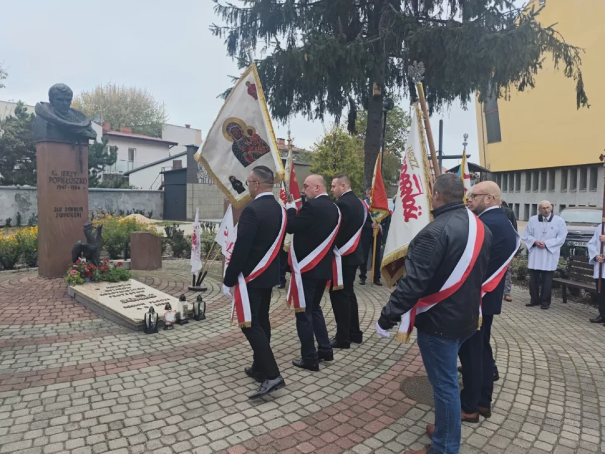 Znicze i kwiaty pod pomnikiem ks. Popiełuszki. Poruszające uroczystości w Płocku [ZDJĘCIA]