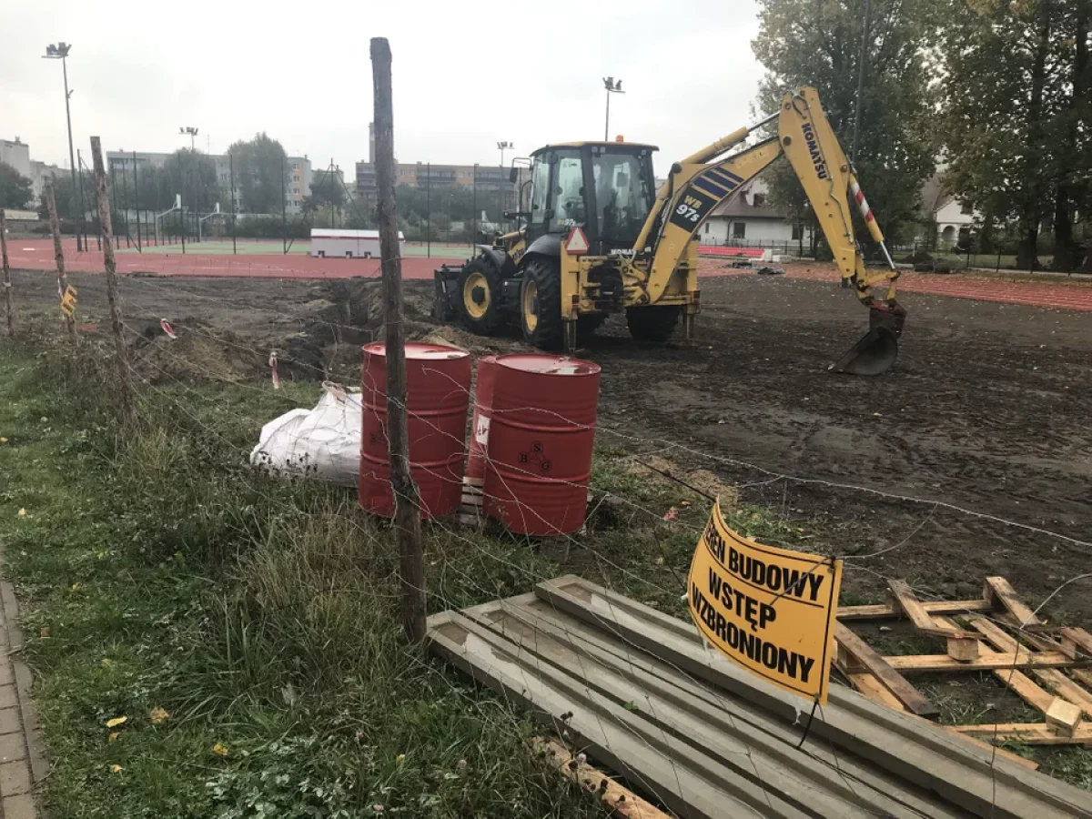 Pracowali choćby w nocy. Boisko w Płocku miało być gotowe dwa miesiące temu [ZDJĘCIA]